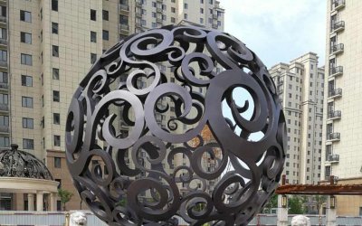 自由翱翔的不锈钢镂空球雕塑