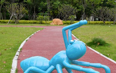 操场小区摆放的大号蓝色玻璃钢蚂蚁雕塑，是一件非常有…