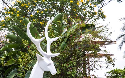 玻璃钢的几何梅花鹿，是我们为公园设计的一件独特的雕…