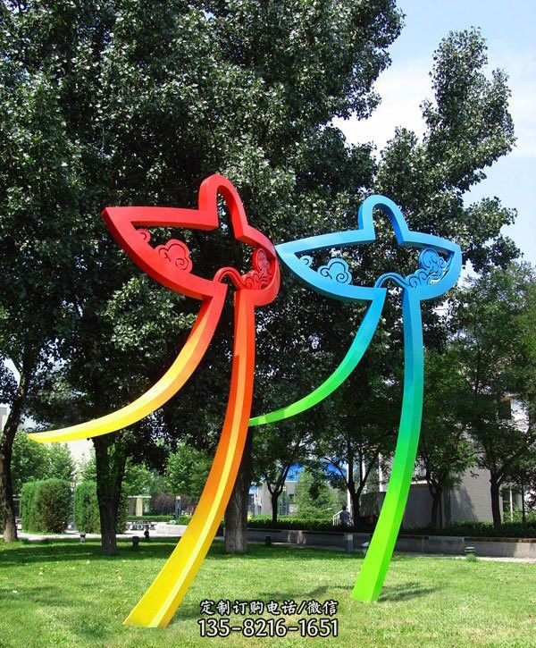 景区公园操场摆放剪影喷漆一红一篮不锈钢风筝雕塑