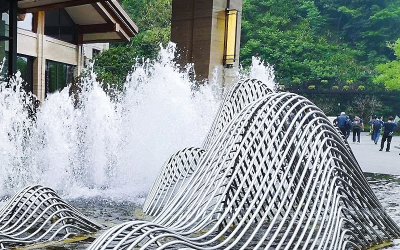酒店喷泉雕塑是采用不锈钢网格假山和喷泉的完美结合，…