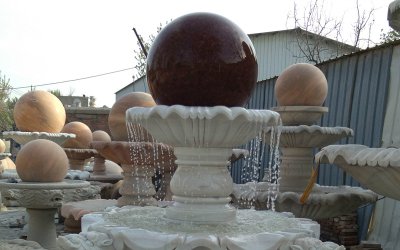 置身汉白玉风水球喷泉雕塑中漫步，赏玩追寻江湖气息