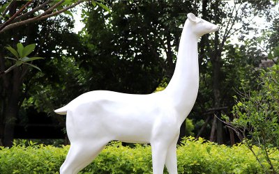 “美丽的玻璃钢树脂公园草坪鹿雕塑”
