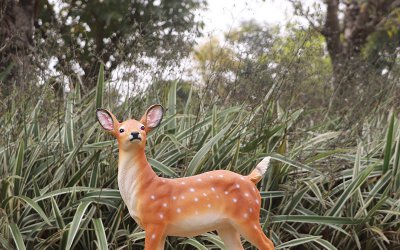 景区玻璃钢鹿雕塑是一件特别的艺术品，以一只站立的鹿…