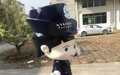 女警察的勇气——“玻璃钢卡通指挥交通”雕塑