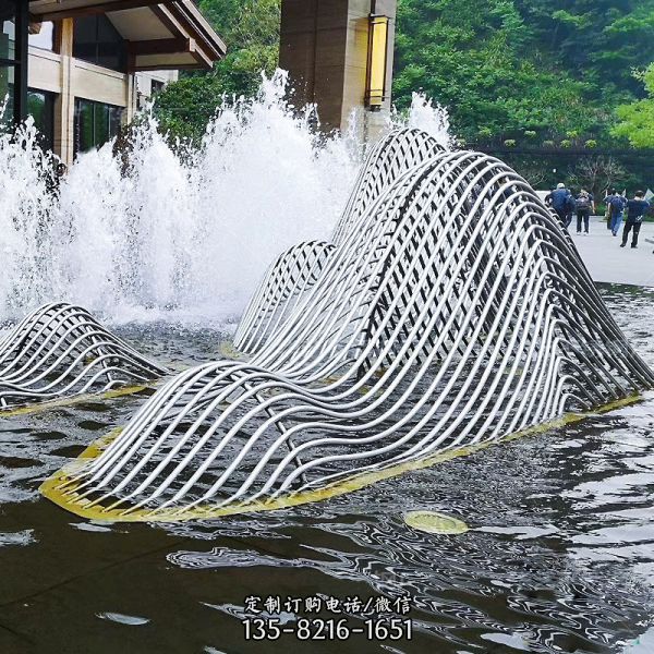 酒店喷泉雕塑是采用不锈钢网格假山和喷泉的完美结合，…