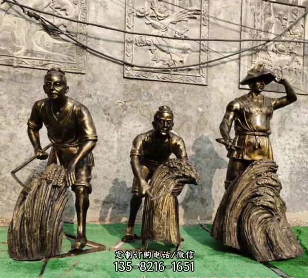 公园摆放仿铜雕塑割麦子，它以传统的铜文化为基础，参…