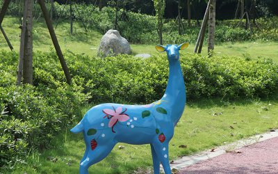 雅致美观：公园景区蓝色玻璃钢鹿雕塑