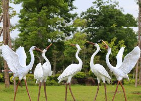 浪漫雕塑：仙鶴環(huán)繞的玻璃鋼公園