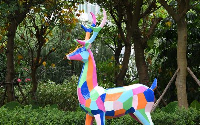 醒目的玻璃钢鹿：一只活泼的户外雕塑