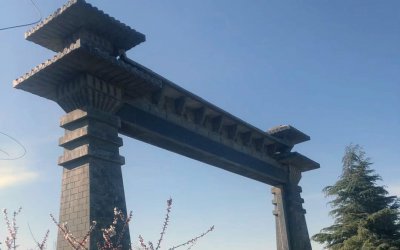 公园汉阙大门的雕塑是由一种古老的青石铸成的，它拥有…