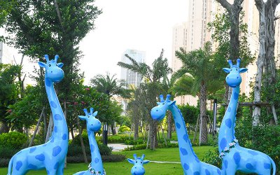 爱无边界——一家五口的蓝色长颈鹿雕塑