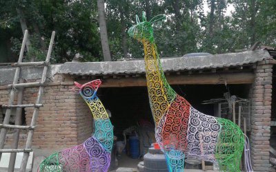 “雅致长颈鹿”雕塑是一件精美的大型装饰品，配有彩色…