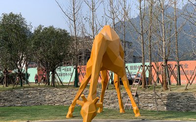 梦幻橙色：公园创意玻璃钢几何长颈鹿雕塑