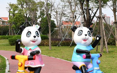 熊猫骑乐园钢玻璃雕塑