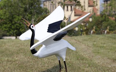 “玻璃钢创意鹤雕塑，点亮公园草坪”