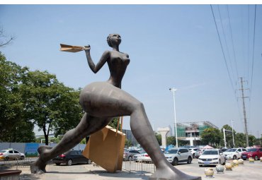 人物造型不锈钢广场雕塑|黑龙江佳木斯市人物造型不锈钢广场雕塑案例赏析
