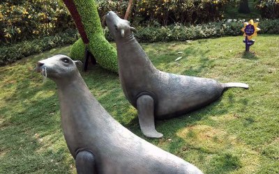 海豹雕塑象征生命、勇敢与凝聚力