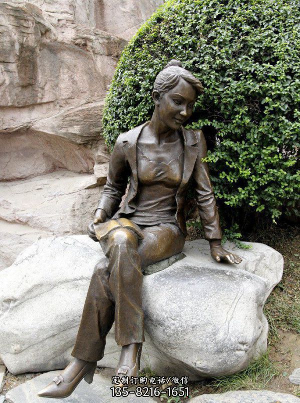 小区铜雕坐在石头上的女孩读书雕塑
