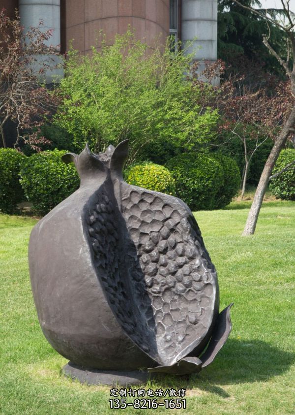 锐利又灵动的不锈钢石榴雕塑