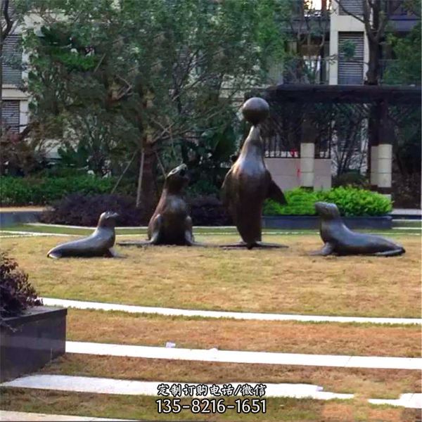 草坪上摆放的贪玩的玻璃钢喷漆海豹雕塑
