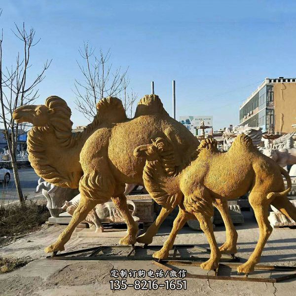 街道边摆放的一大一小的玻璃钢仿真骆驼雕塑