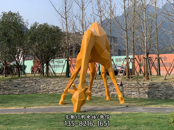 梦幻橙色：公园创意玻璃钢几何长颈鹿雕塑
