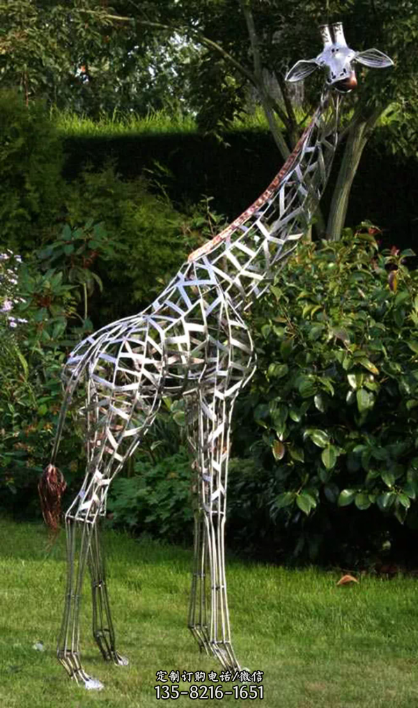 户外草坪大型不锈钢镂空长颈鹿雕塑
