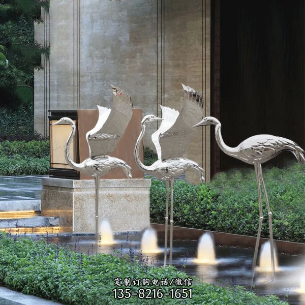 公园不锈钢镜面喷泉中的鹤雕塑